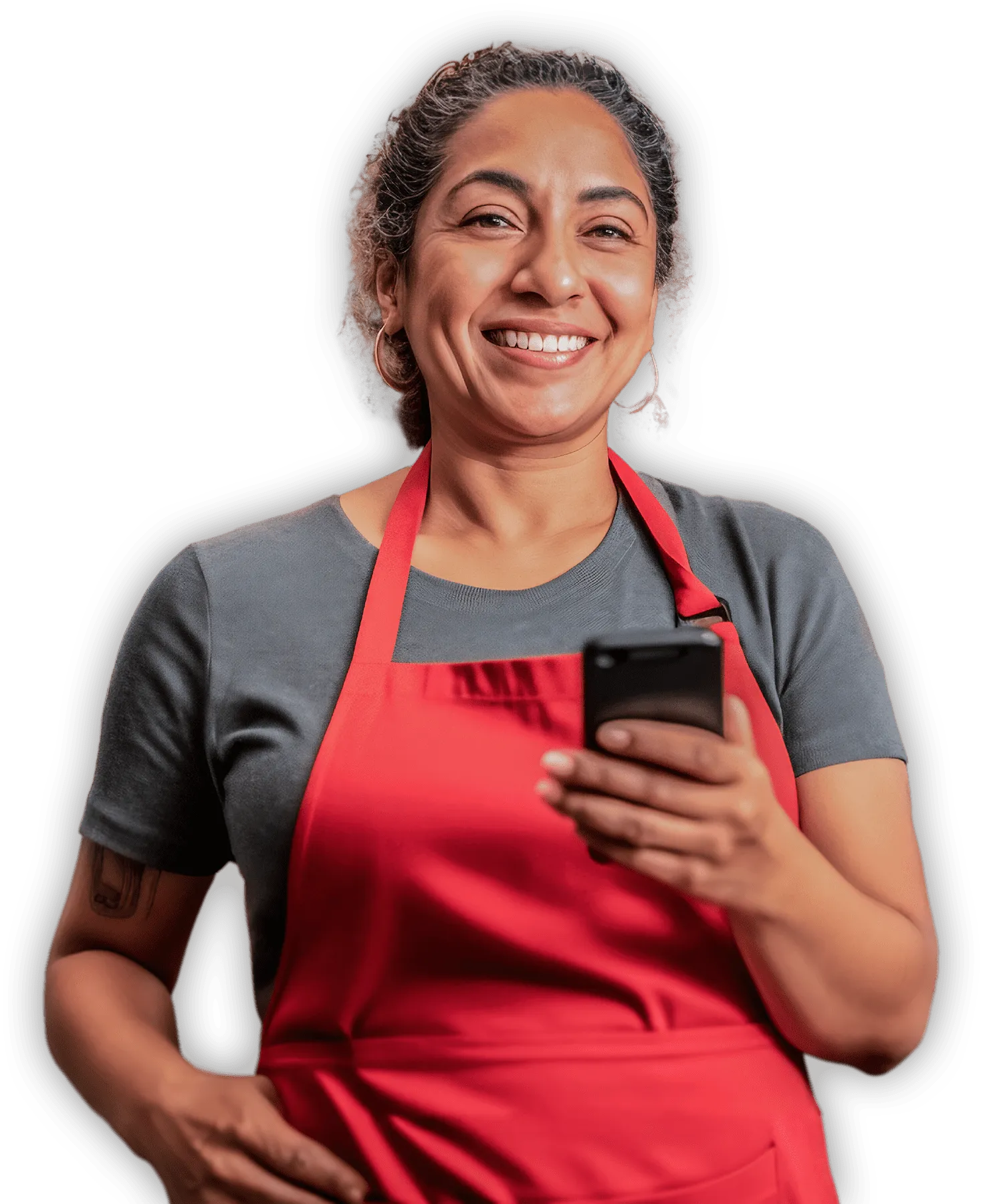 Dueña de tiendita sonriente utilizando su smartphone.